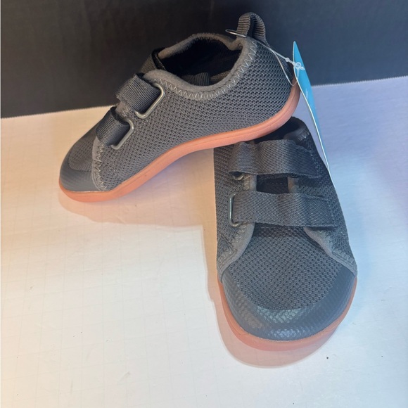 New toddler wide walking shoes - Picture 4 of 6